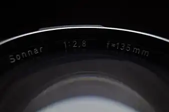 Sonnar 135&nbsp;mm f/2.8 inside front of lens info