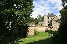The château of Arthies and the fortified gate