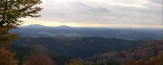View from the Simmersberg ({{Subst:Formatnum:781}}&nbsp;m) in the Thuringian Highland of the Gleichberge, 24&nbsp;km away. Right rear: the Rhön and the Kreuzberg ({{Subst:Formatnum:927.8}}&nbsp;m), 67&nbsp;km away. Centre, half right: the Ratscher Bergsee lake, 7&nbsp;km away