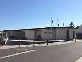 The town hall in Longuenée