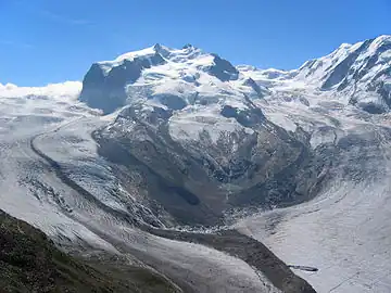 2005: The connection between the upper and lower part is still given and the moraine is still clearly fed by its upper part; the old Monte Rosa Hut (2,795&nbsp;m) is easily recognizable above the left over, north-eastern lateral moraine of the Border Glacier (in the middle, right)