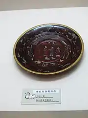 Painted lacquerware dish from the tomb of Zhu Ran (182–249&nbsp;AD) in Anhui province, showing figures wearing Hanfu, Eastern Wu, Three Kingdoms period.