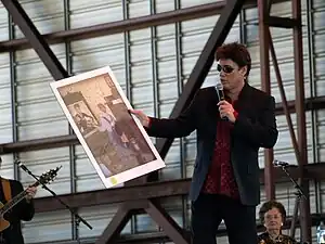 Ronnie McDowell presenting his Reflections of a King print during a concert in Florida, 2007.