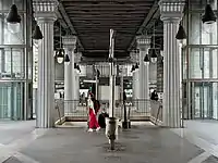 Under the platforms of line 6