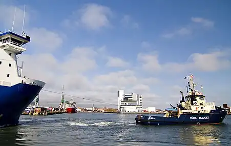 Swedish harbour tug Svitzer Freja in tug-operation (3,600 kW / 453&nbsp;gross register tons&nbsp;(GRT))